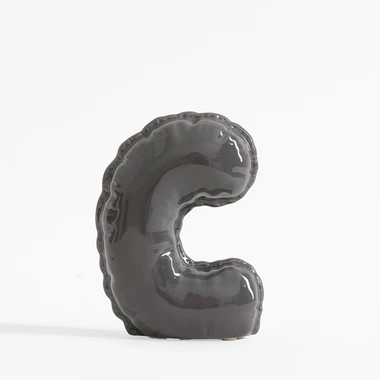 Dekoratívna figúrka PÍSMENO C sivá