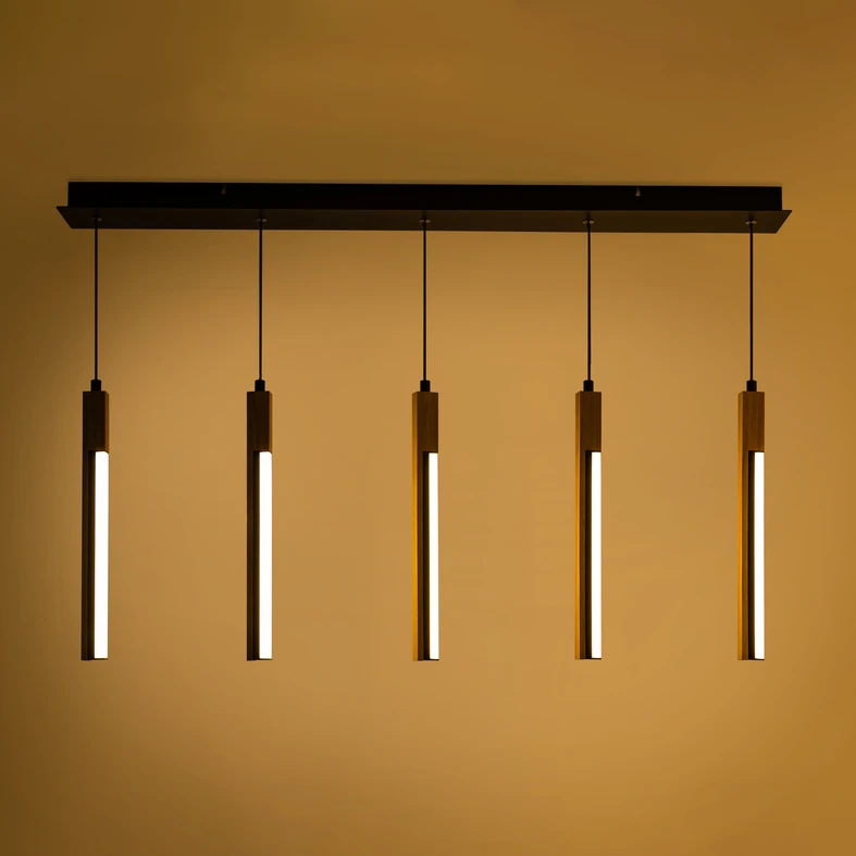 Lampa wisząca ELIOT to oświetlenie do wnętrz przestronnych nowoczesnych z lekką, futurystyczną nutą.