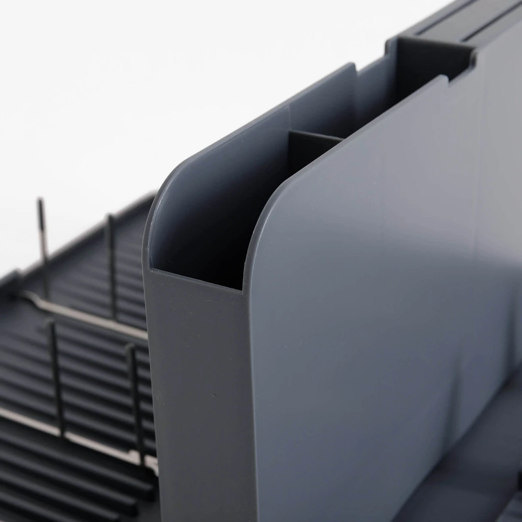 Srebrno-szara suszarka składana na naczynia