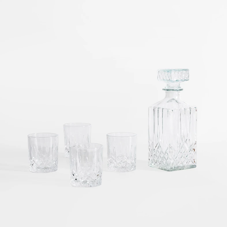 Zestaw czterech szklanek i karafki do whisky z przejrzystego szkła kryształowym wzorem szlifu. 