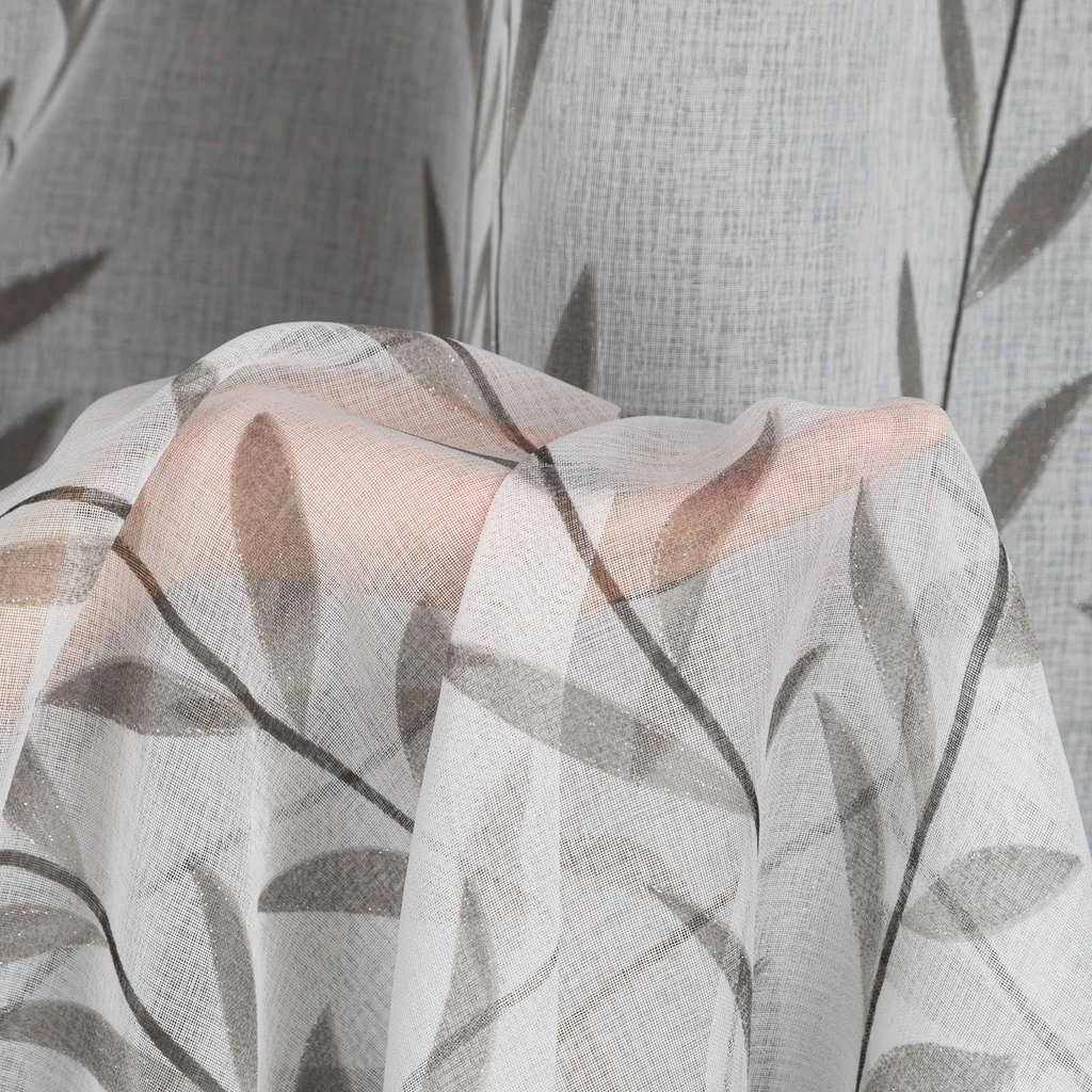 Biała zasłona na taśmie ze wzorem stalowych listków