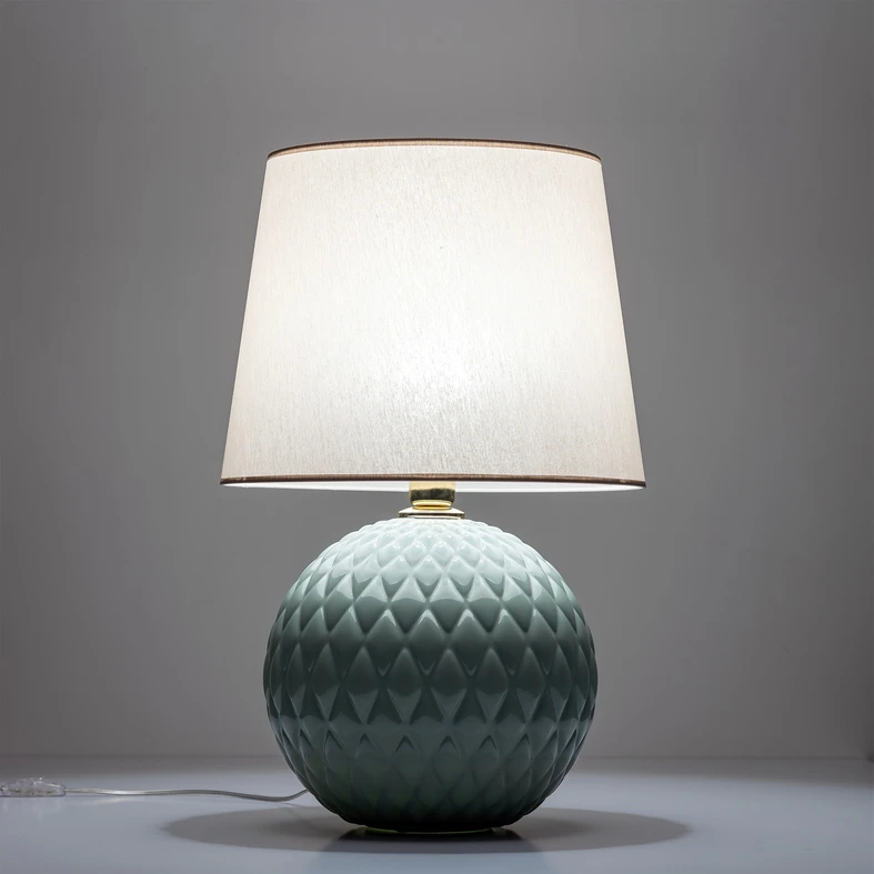 Podstawa lampy SANTANA jest kulista, ze wzorem w romby.