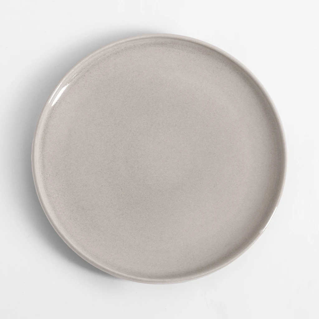 Talerz obiadowy w piaskowym odcieniu.