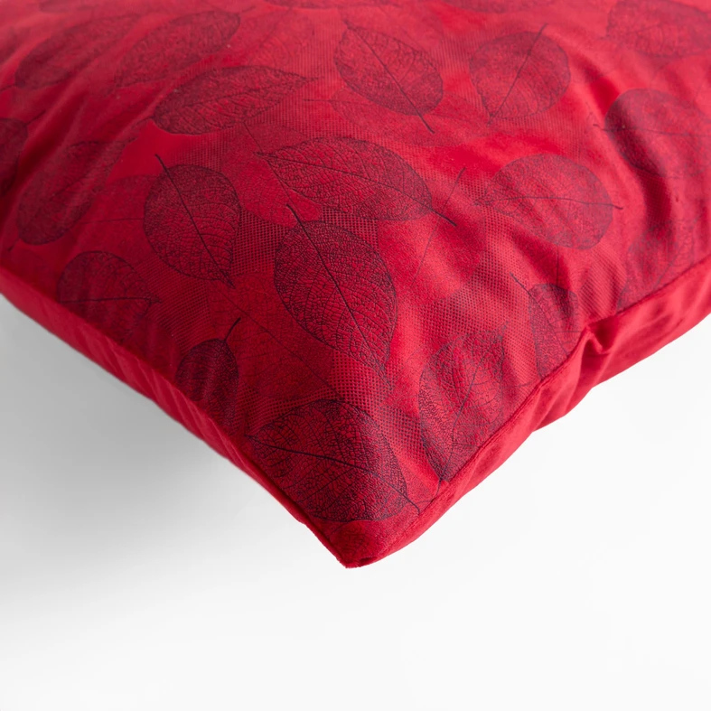 Czerwona welurowa poszewka z roślinnym motywem