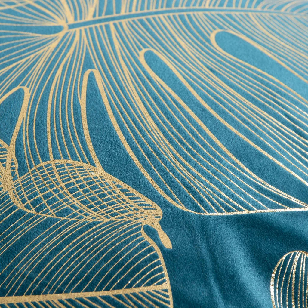 Turkusowa poszewka welurowa ze złotym wzorem liści monstery