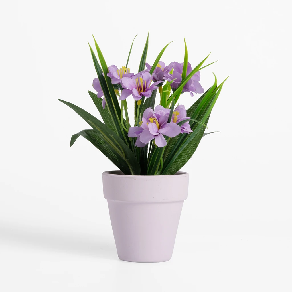 Sztuczne kwiatki w doniczce o fioletowym kolorze