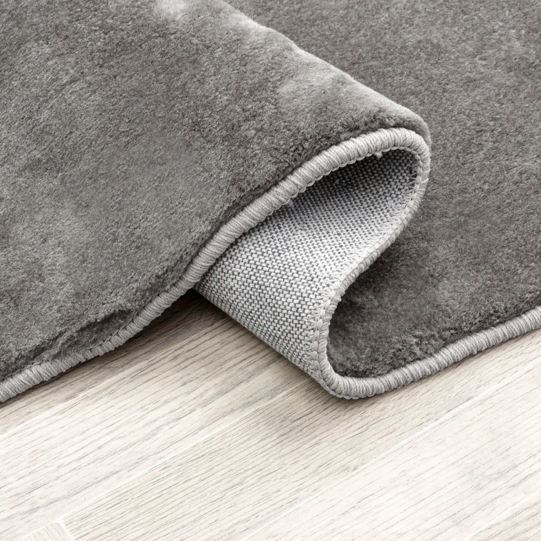 Koberec imitujúci kožušinu striebristý PLUSH 60x110 cm