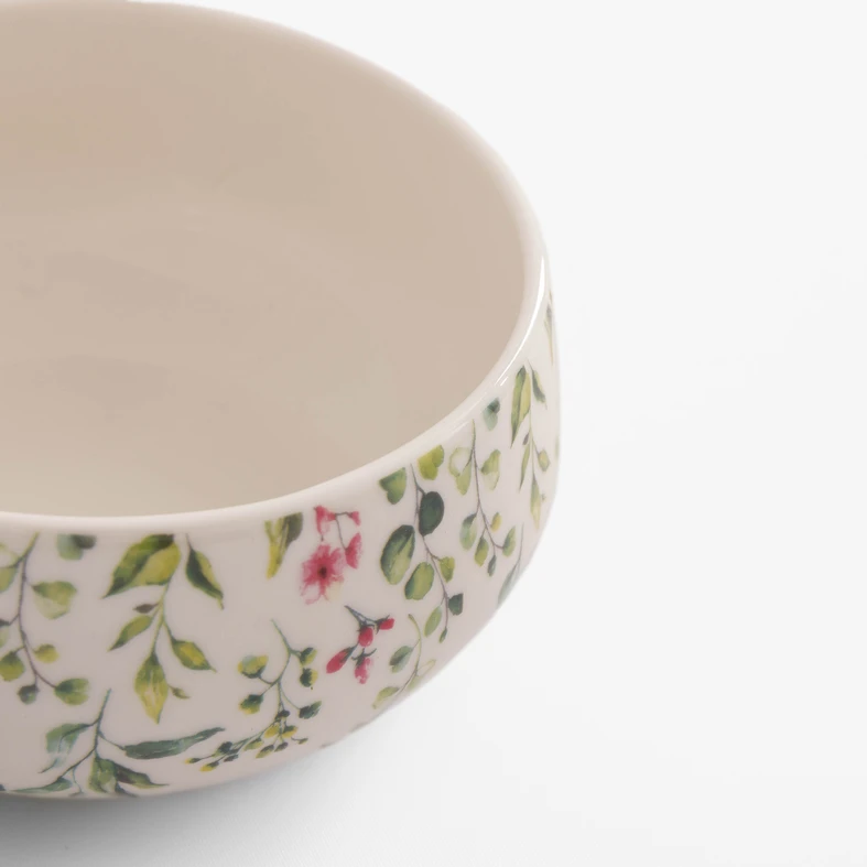 Biała miska z porcelany z kolorowym roślinnym wzorem