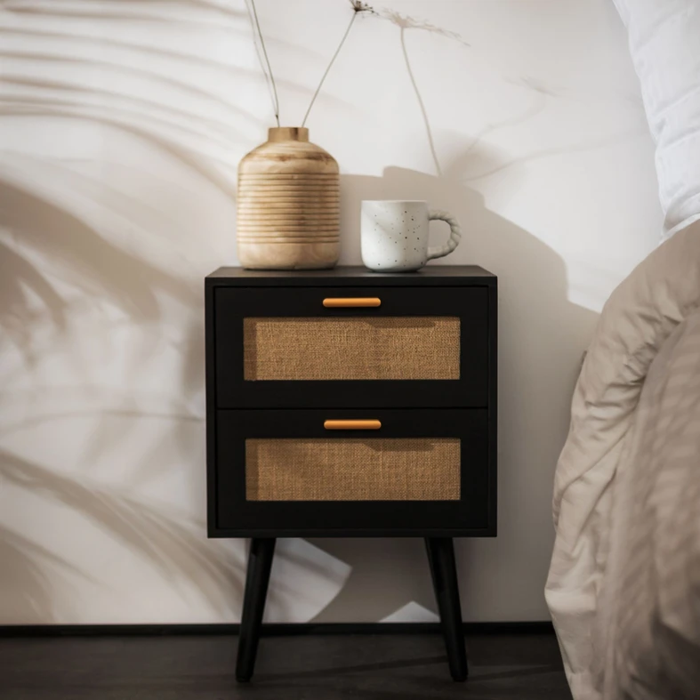 Nočný stolík CROSSE s pleteným motívom, čierny