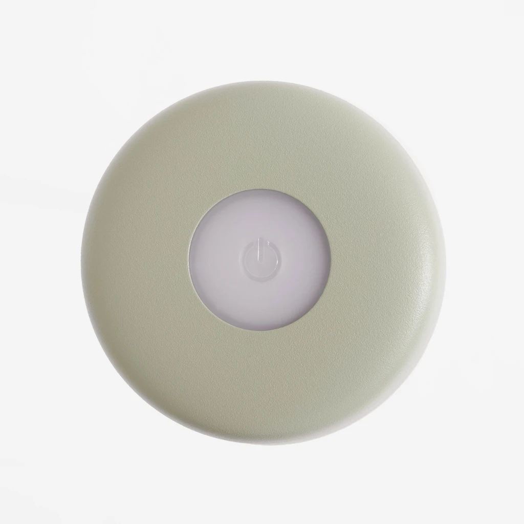 Wbudowane oświetlenie LED w lampie ma moc 2W, emituje strumień świetlny o wartości 80 lumenów.