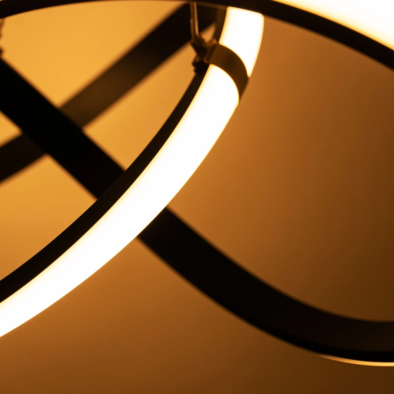 INDIGO przy 55 cm średnicy świetnie sprawdzi się w salonie lub zawieszona nad stołem w jadalni.