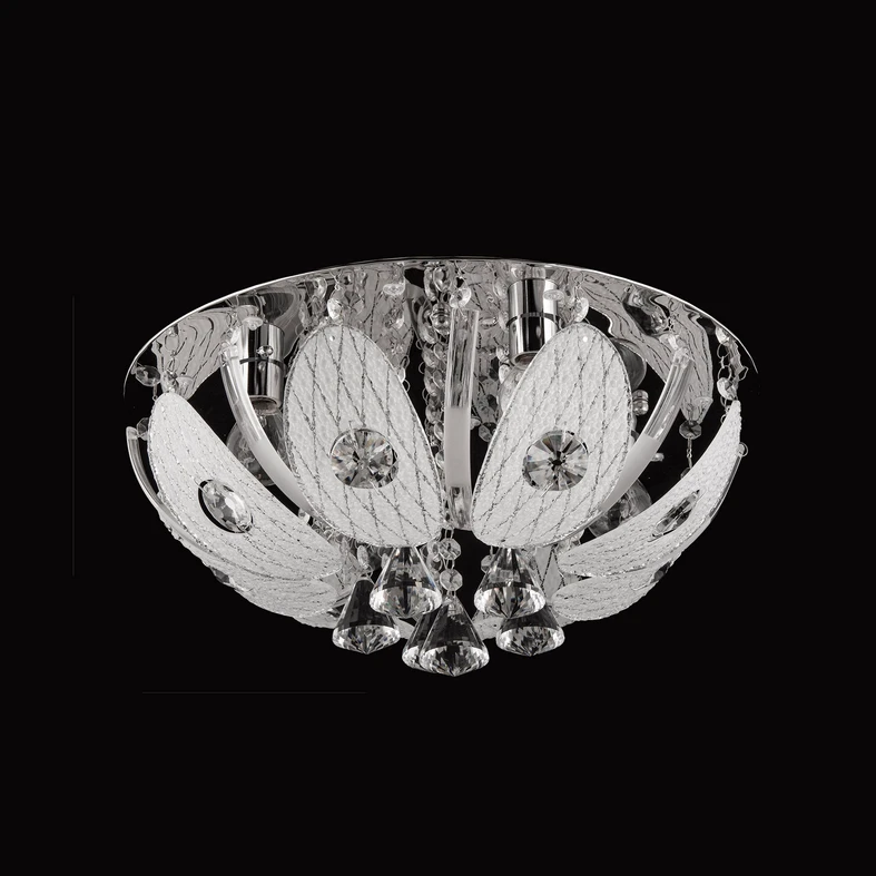 Model ozdobnej plafoniery o średnicy 40 cm, zawieszony w sypialni lub salonie doda wnętrzu szyku i elegancji.