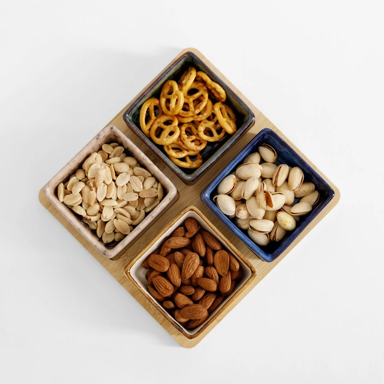 Súprava 4 misiek na štvorcovom bambusovom podstavci 19x19 cm