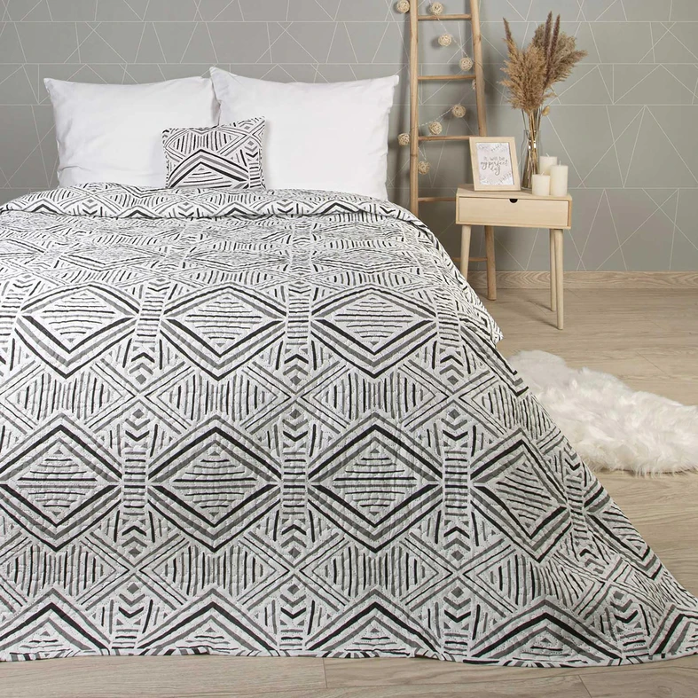 Narzuta na łóżko z czarno -białym wzorem etno