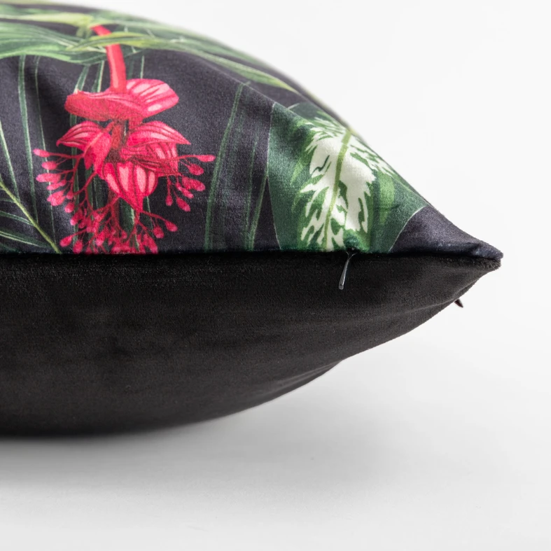 Welurowa czarna poszewka w egzotyczne ptaki