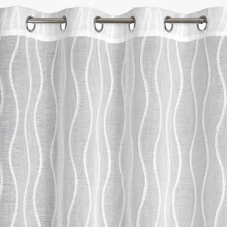 Biała firana na przelotkach w falistym wzorem