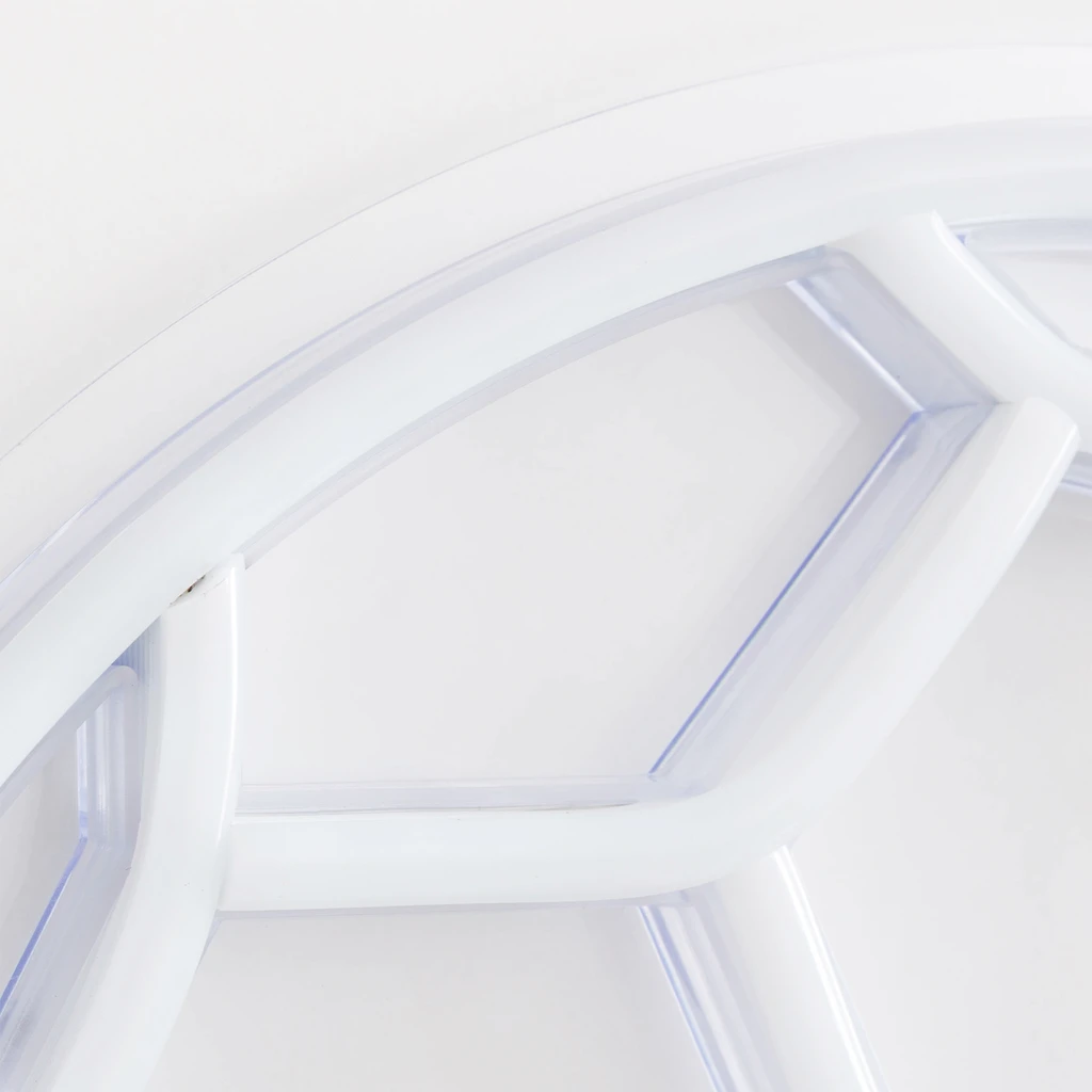 Wbudowane w konstrukcję oświetlenie LED emituje światło o mocy 46W i strumieniu świetlnym 59 lumenów.