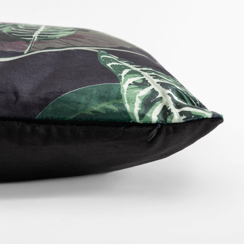 Welurowa czarna poszewka z kwiatowym wzorem