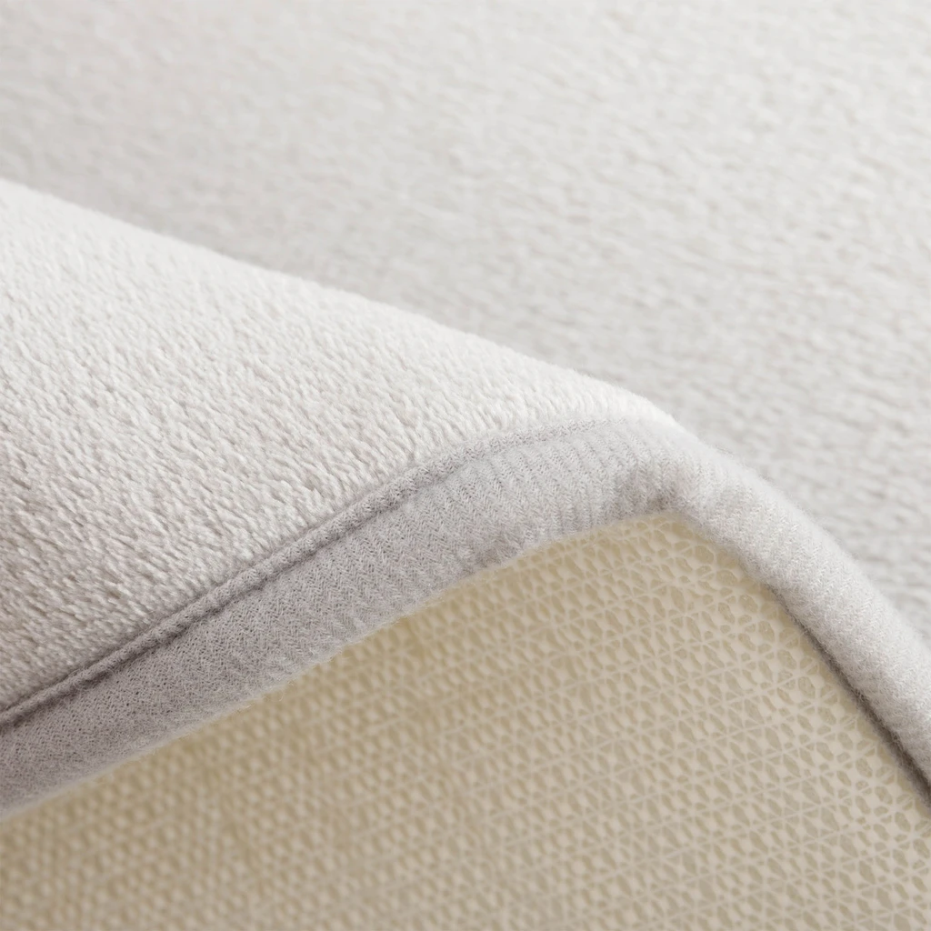 Srebrny dywanik łazienkowy