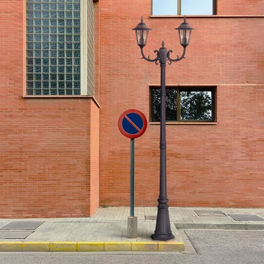 Vonkajšia 2-ramenná lampa STANDARD čierna