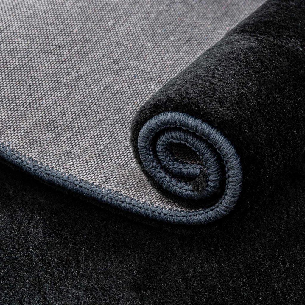 Koberec imitujúci kožušinu antracitový PLUSH 60x110 cm