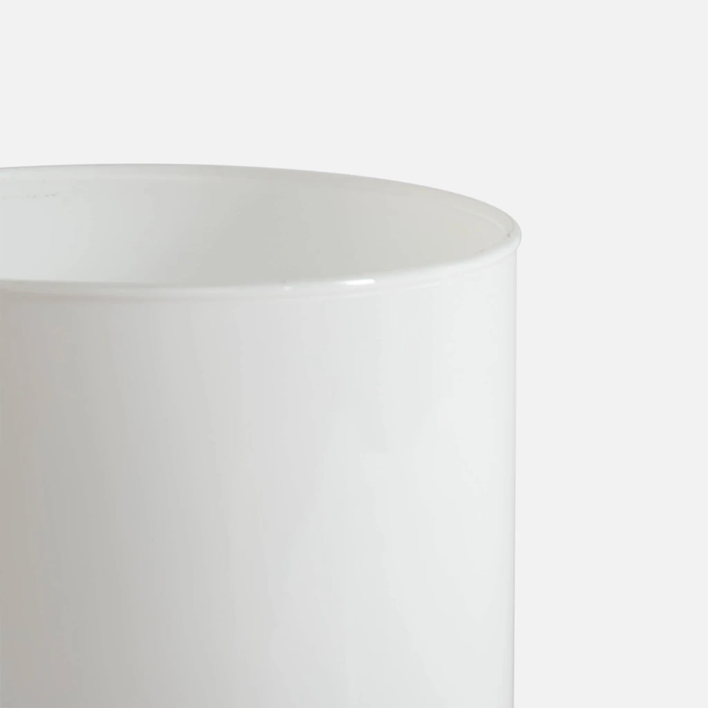 Detal, nieznacznie pogrubione, zaokrąglone obrzeże wazonu. 