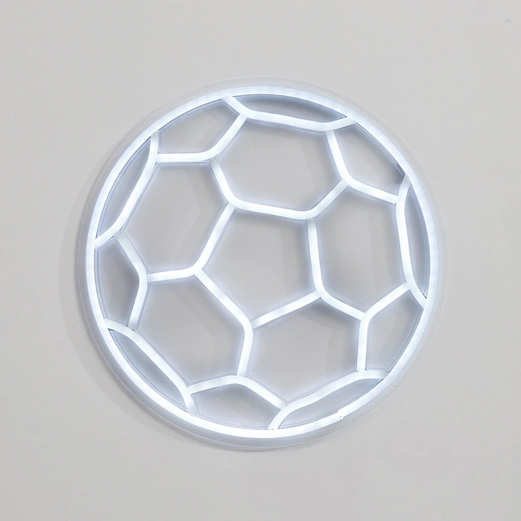 Lampa została wykonana ze tworzywa podświetlonego LED-owym wzorem piłki nożnej.