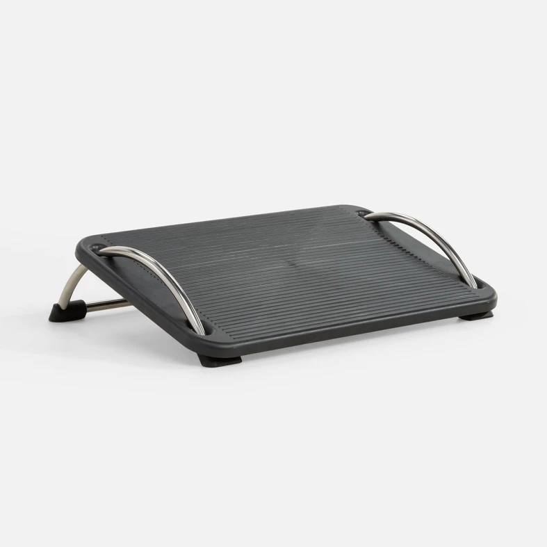 Ujęcie z boku, podnóżek nachylony do podłogi.