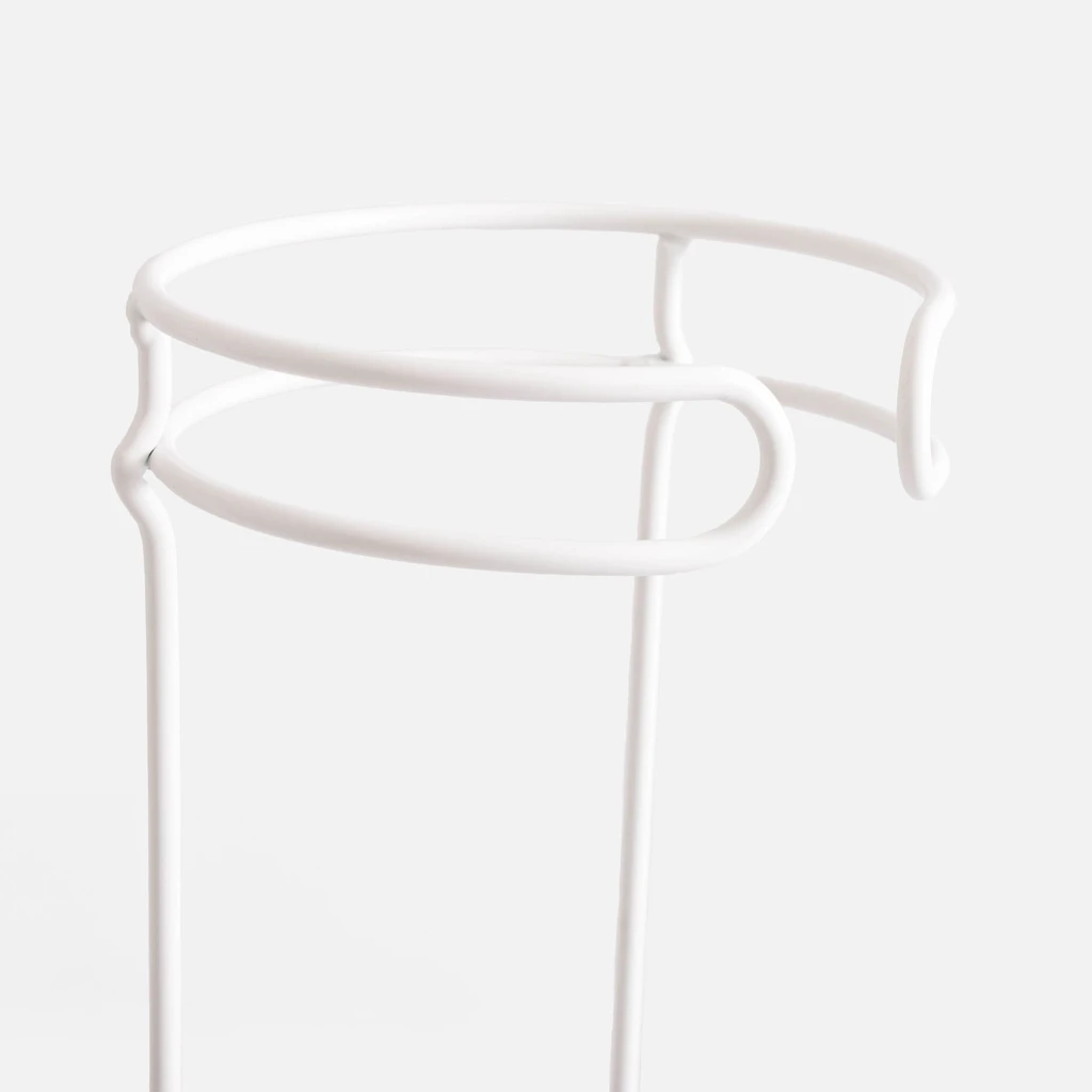 Detal, obręcz stojaka w białym kolorze.