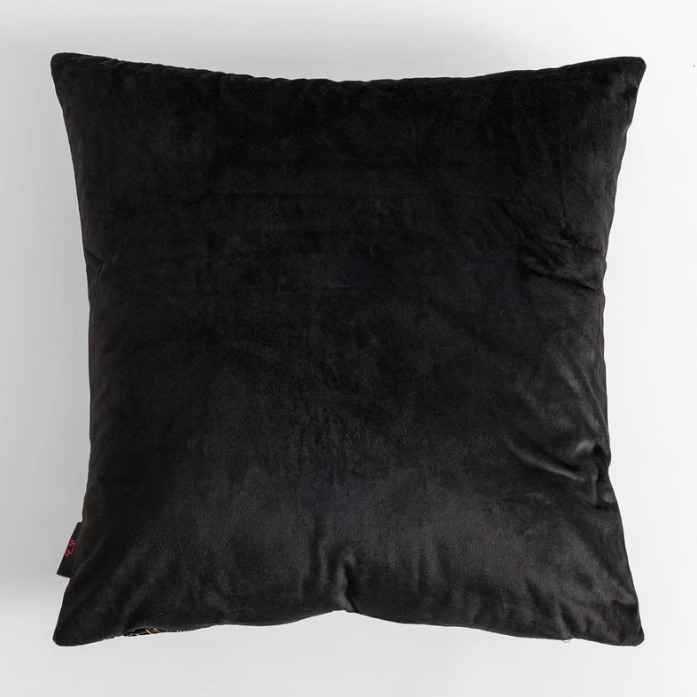 Czarna welurowa poszewka ze złotym wzorem monstery