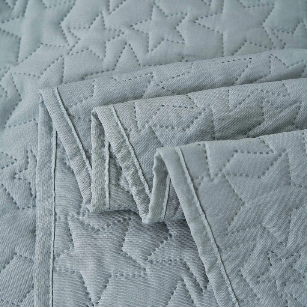 Narzuta na łóżko jasnozielona w gwiazdy