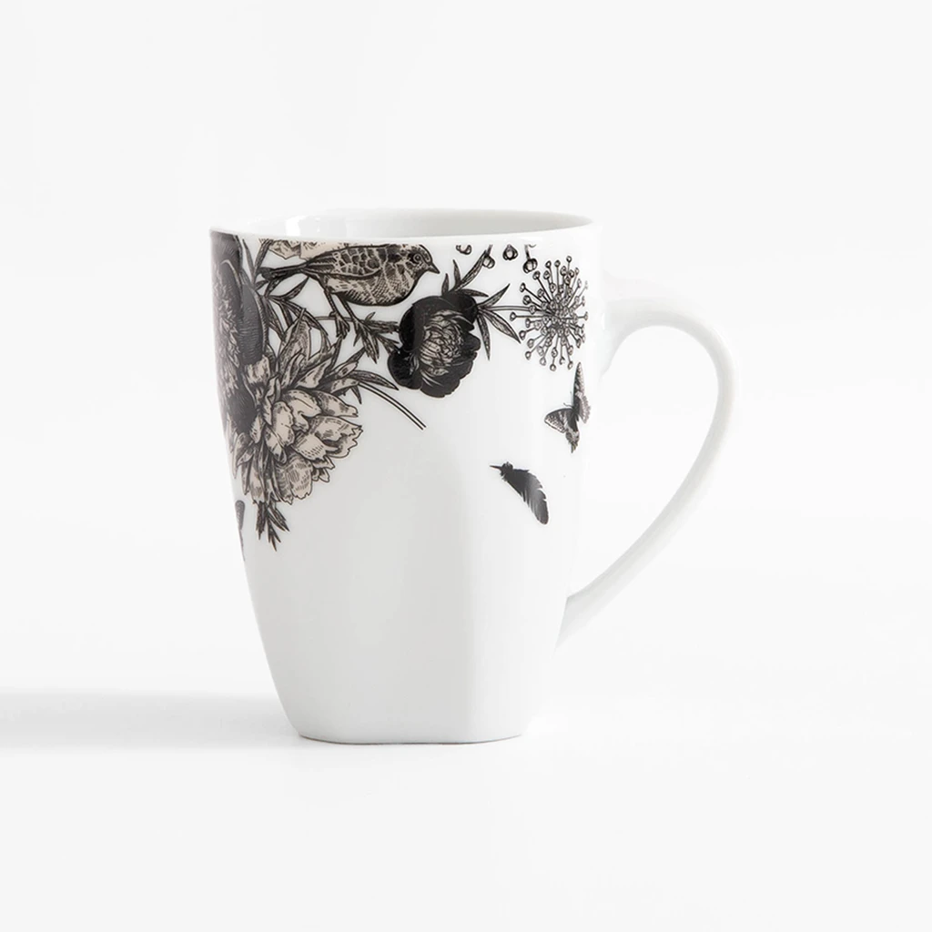 Kubek o pojemności 290 ml, zwężany ku dołowi, zdjęcie od frontu.