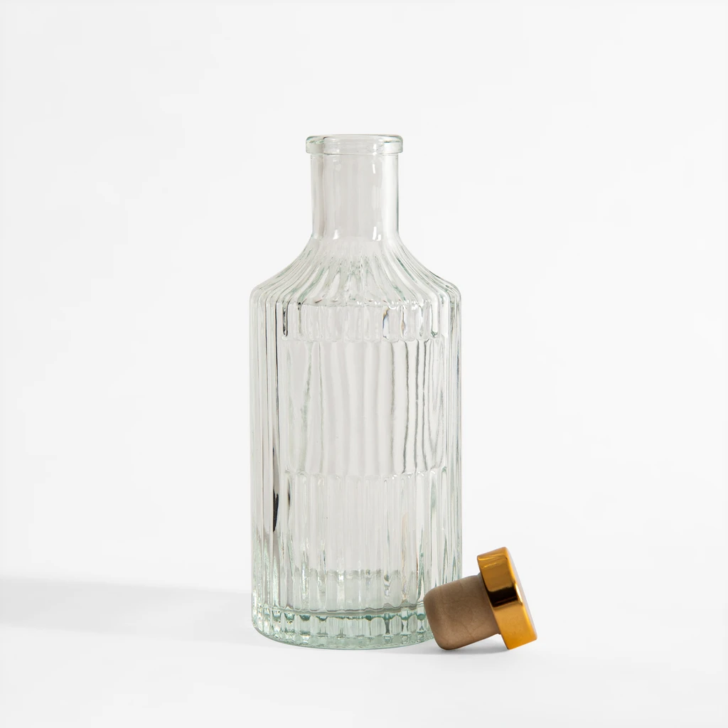 Szklana butelka ze złotym korkiem