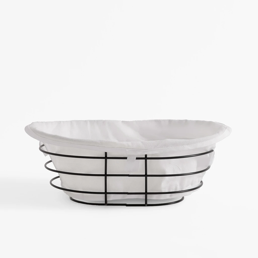 Metalowy koszyk na pieczywo z białym wkładem z bawełny