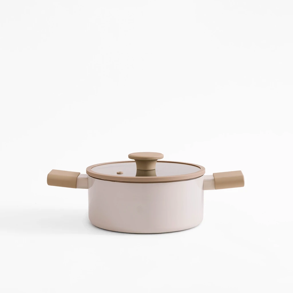 Kremowy garnek z pokrywką na gaz i indukcję