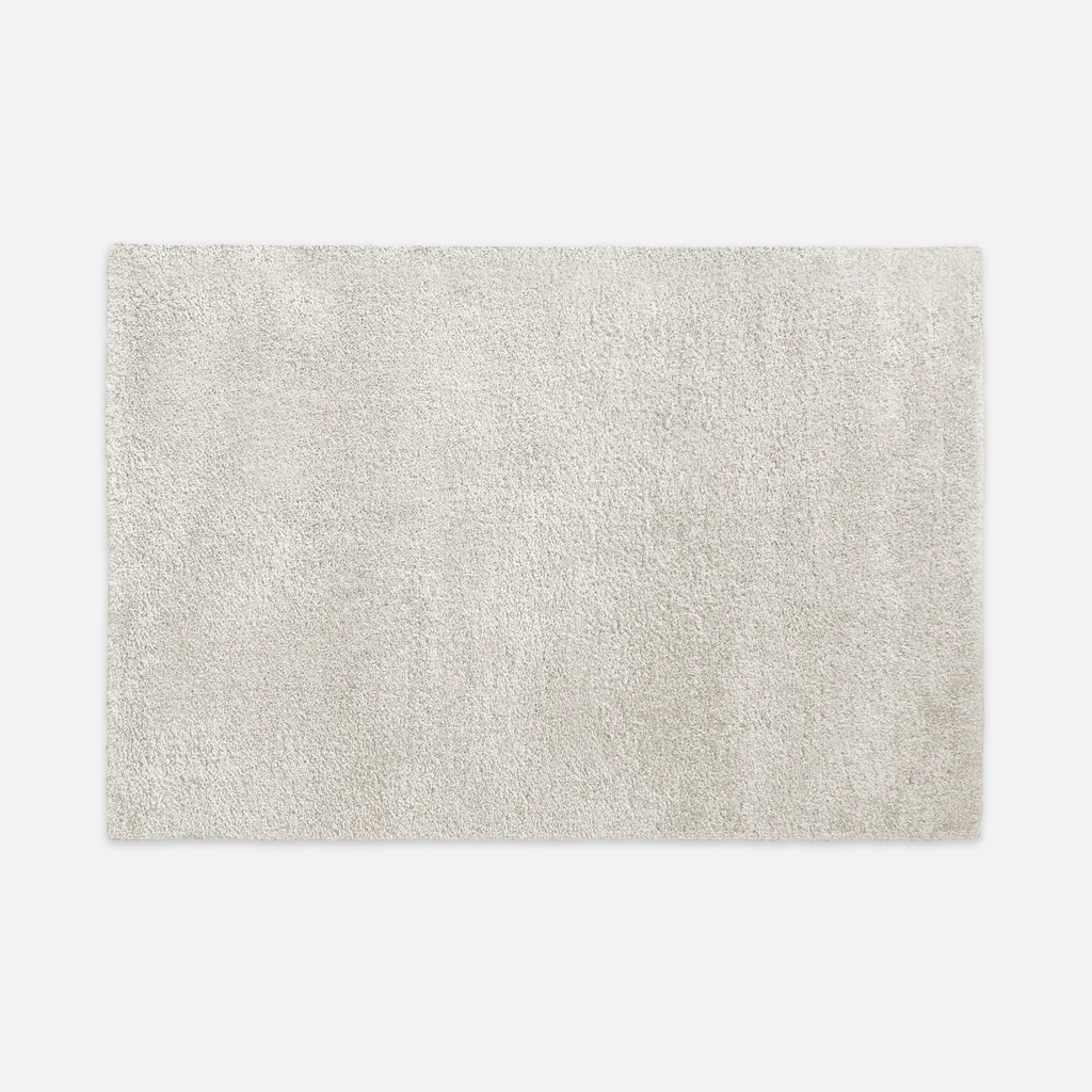 Dywanik kremowy FURRY 50x70 cm wykonany z przędzy polipropylenowej.