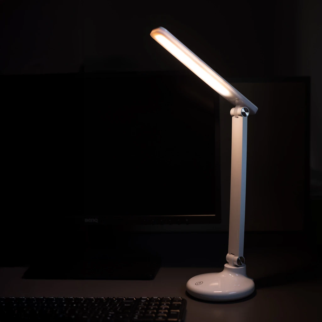 Stolná LED lampa 6W biela nabíjanie cez USB