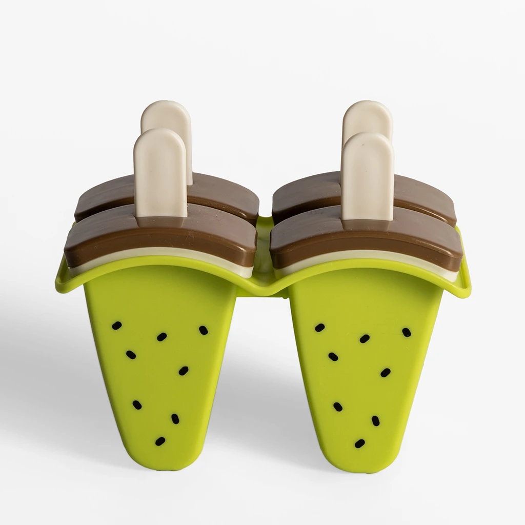 Foremki do domowych lodów na patyku, kolorystyką i kształtem przypominające kawałek kiwi. 