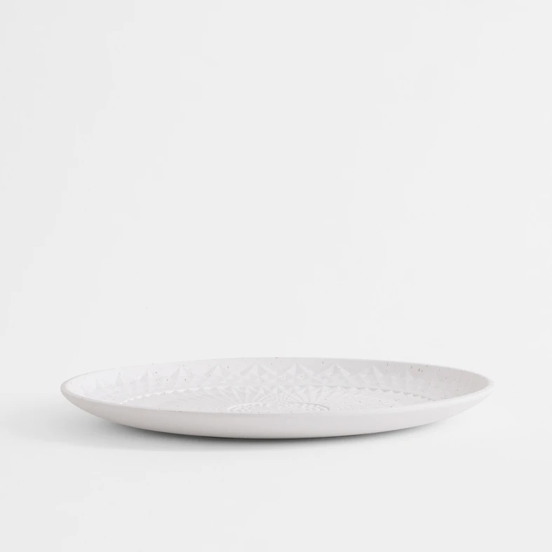Biały talerz o dekoracyjnej powierzchni