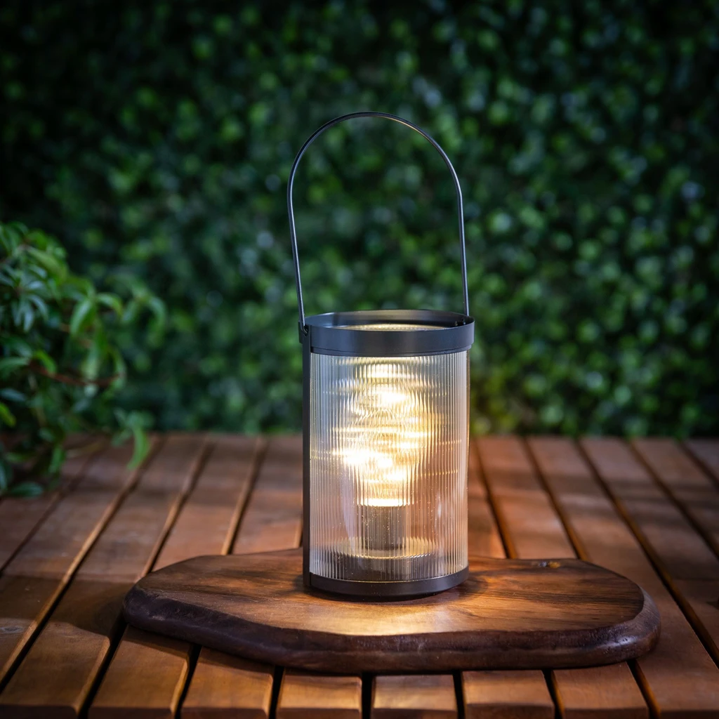 Źródło światła stanowi 8 punktów LED wsuniętych do oprawy tradycyjnej kulistej żarówki.