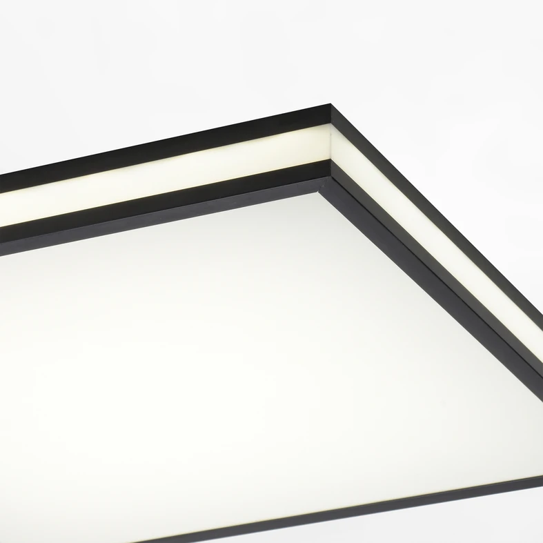 Czarne wykończenie doskonale kontrastuje ze białym i kolorowym światłem.