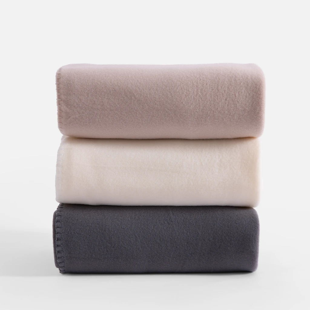 Koc polarowy beżowy PRIMA 120x150 cm, zbliżenie.