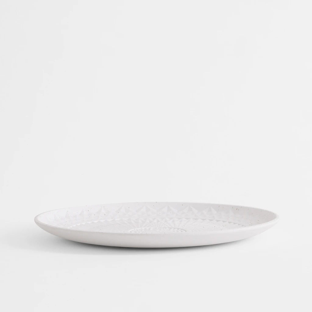 Biały talerz o dekoracyjnej powierzchni