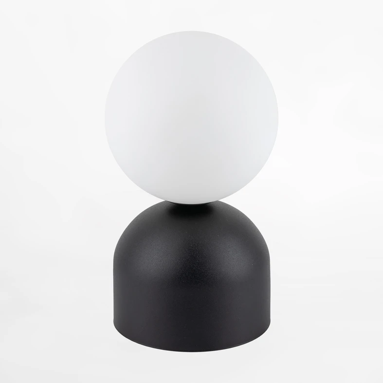Nowoczesna lampa MIKI z podstawą o matowym, czarnym odcieniu.
