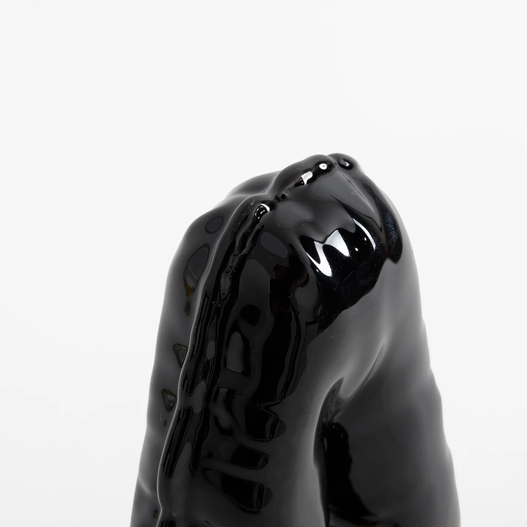 Czarna figurka dekoracyjna w kształcie litery A.