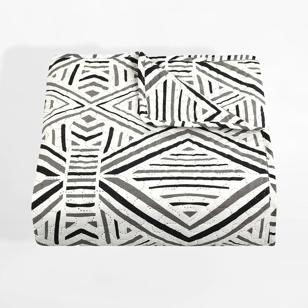 Narzuta na łóżko z czarno -białym wzorem etno