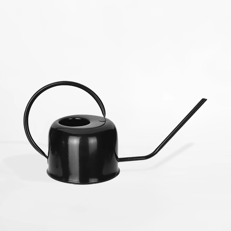 Czarna konewka ze stali nierdzewnej