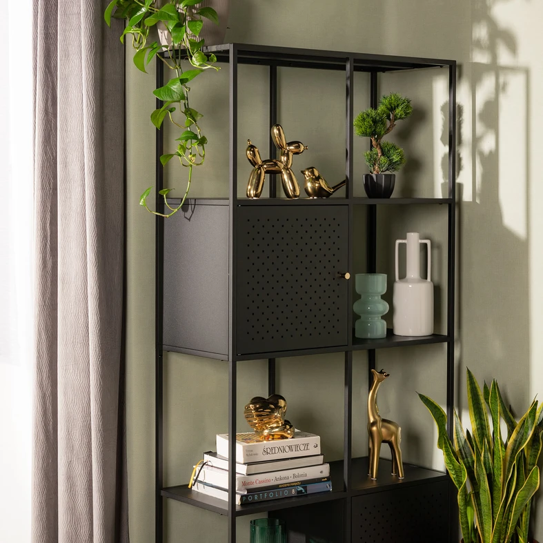 Złota żyrafa z podniesioną do góry szyją.