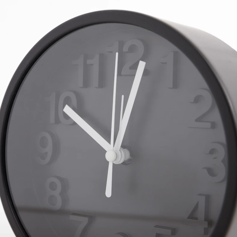 Czarny stojący budzik na baterię