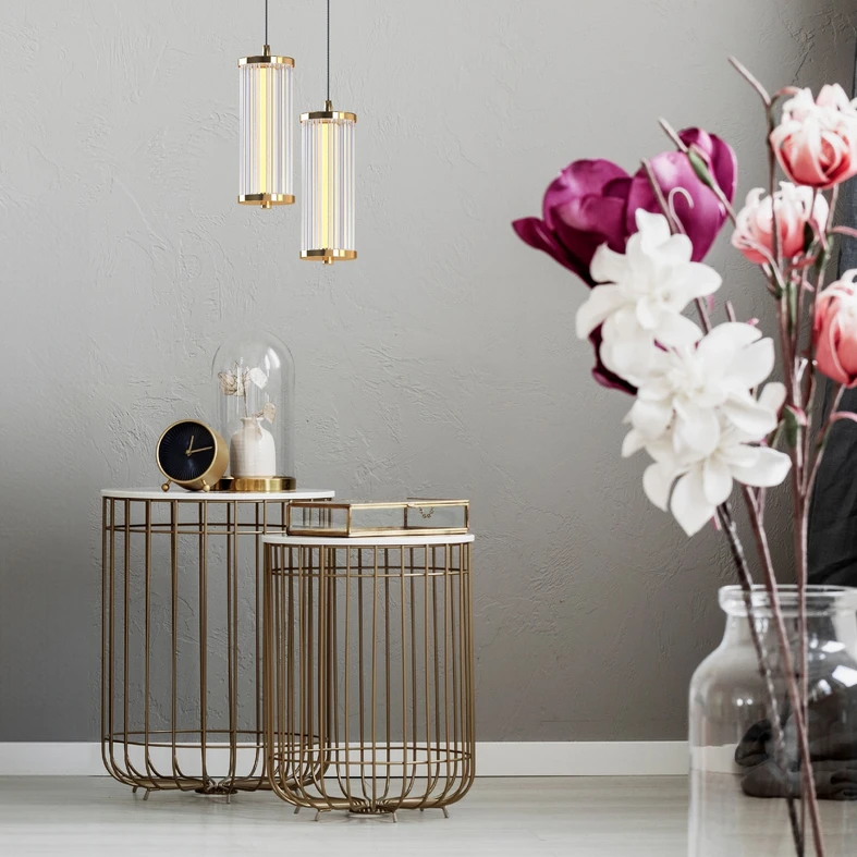 CALLY to pojedyncza lampa wisząca z oprawą w złotym kolorze.